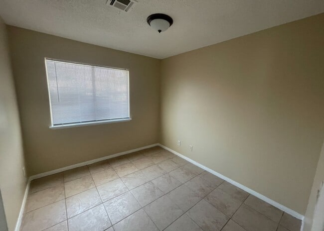 Building Photo - Beautiful 4 Bedroom 2 Bathroom house ( Smo...