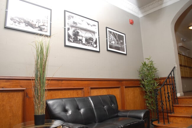 Building Photo - 611 S Cloverdale Ave