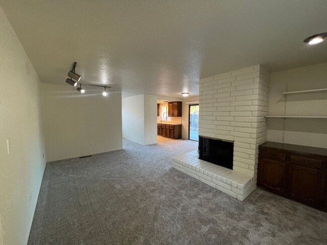Building Photo - Single story home located in Lakewood Elementary School District!