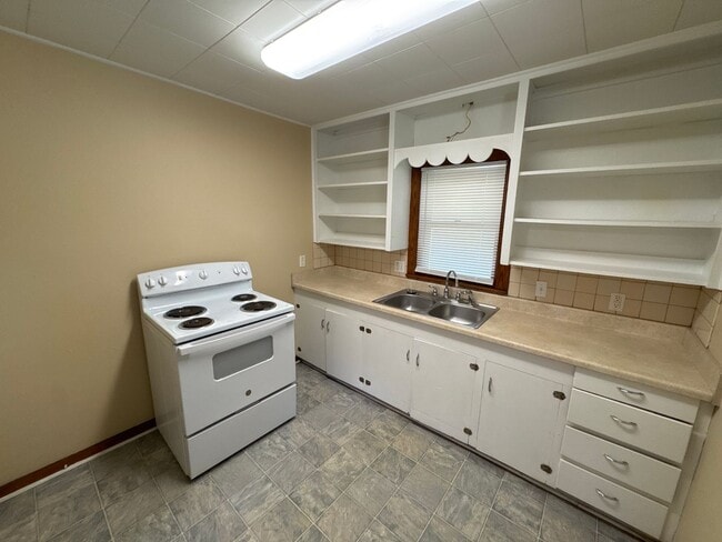 Building Photo - Cute 2 Bedroom Bungalow! $895