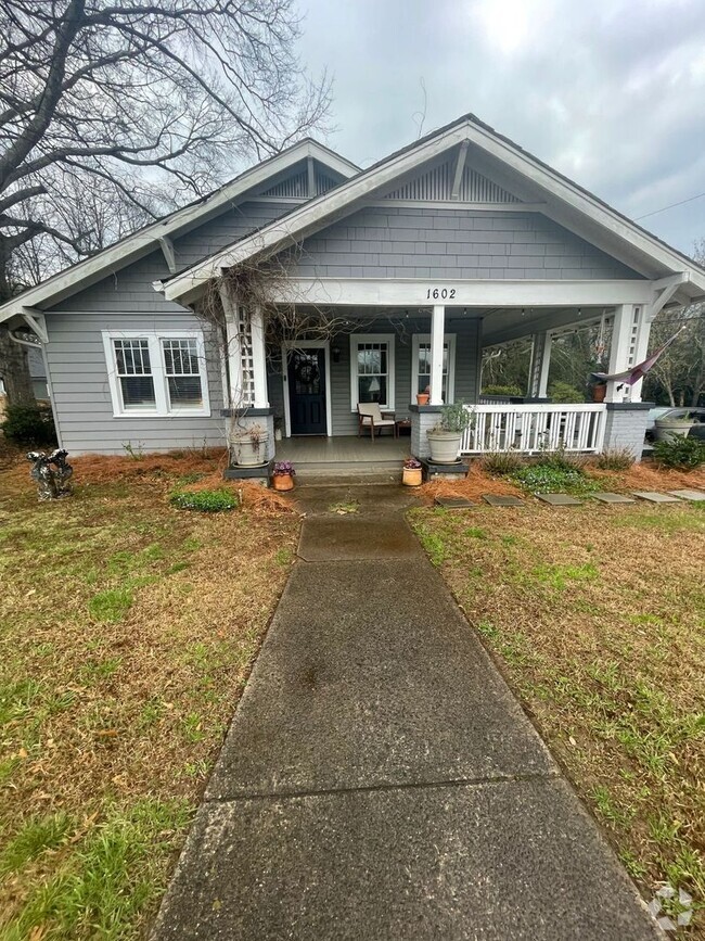 Building Photo - 3 Bedroom 1.5 bathroom home on East North ...