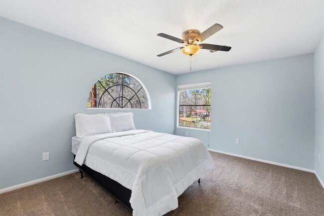 Building Photo - 13392 Southshore Dr