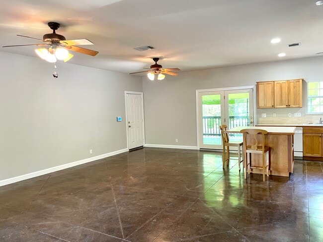 Building Photo - 104 Bermuda Dr