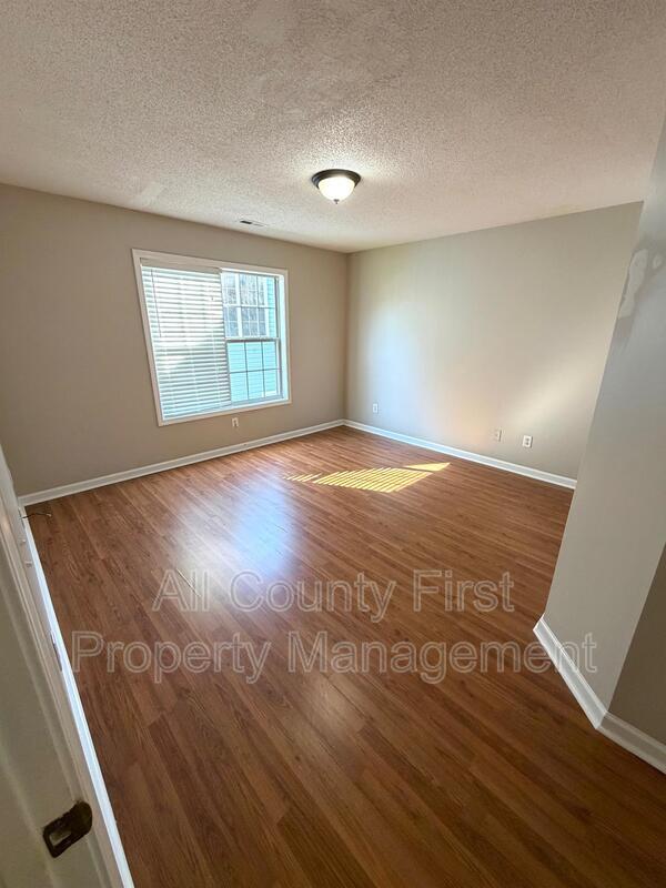 Building Photo - 2215 Lake Royale Dr