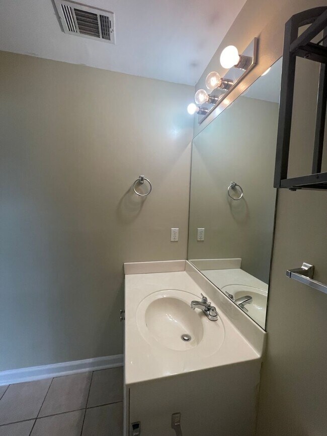 Building Photo - 14-1413 Ordonez