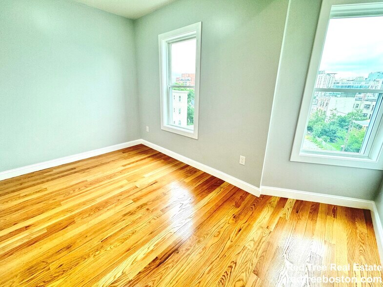 Building Photo - 190 Hillside St