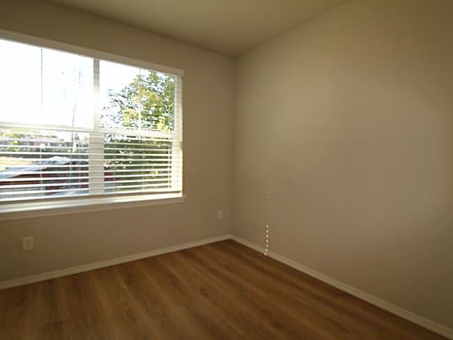 Building Photo - Modern 3x2.5 End Unit Townhome Retreat in NE Bend