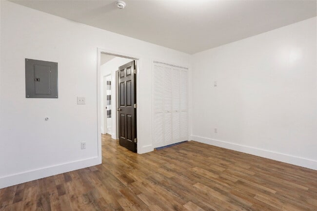 Building Photo - Welcome home to this newly renovated 2 bedroom top floor apartment