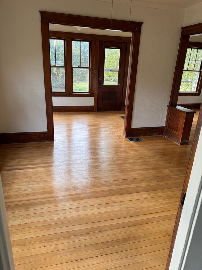 Building Photo - 619 Riverside Dr