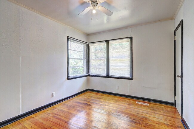 Building Photo - 2006 Pine Hill Dr