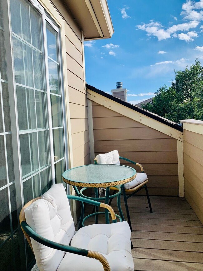 Building Photo - Fabulous Third Floor Two Bedroom With Views!