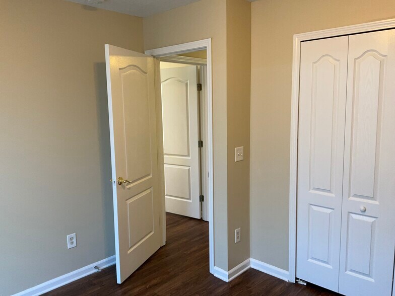 Building Photo - 1982 Protection Pt