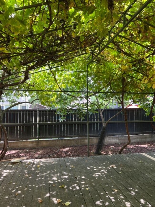 Building Photo - Beautiful Single Story home in Carmichael, 4+2, Large living area, 2 garages.