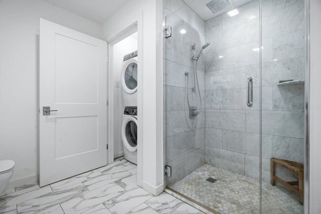 Building Photo - 946 Saratoga St