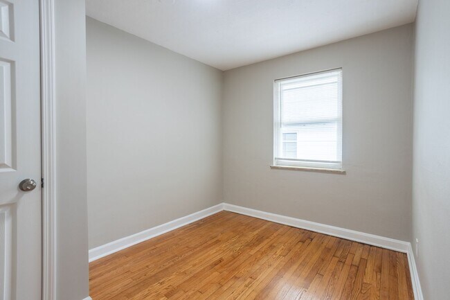 Building Photo - Charming 3 Bedroom 2 Bathroom Home