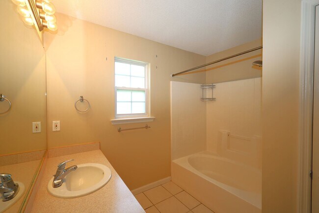 Building Photo - Available Soon! 413 Byson Circle
