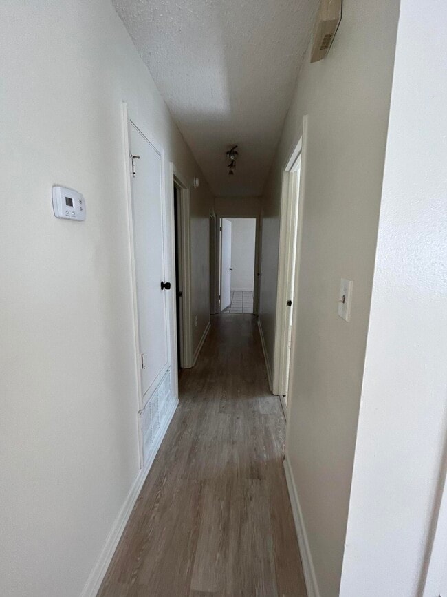 Building Photo - 841 Meadow Ln