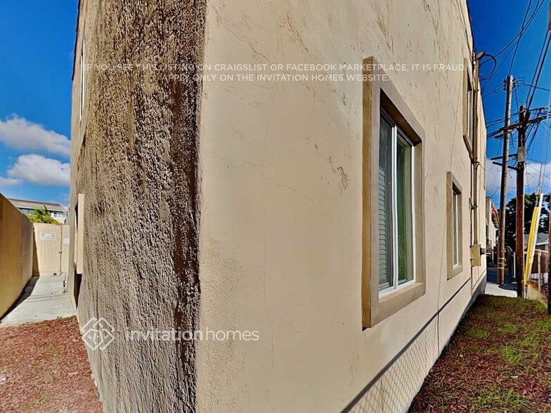 Building Photo - 1031 W 12th St