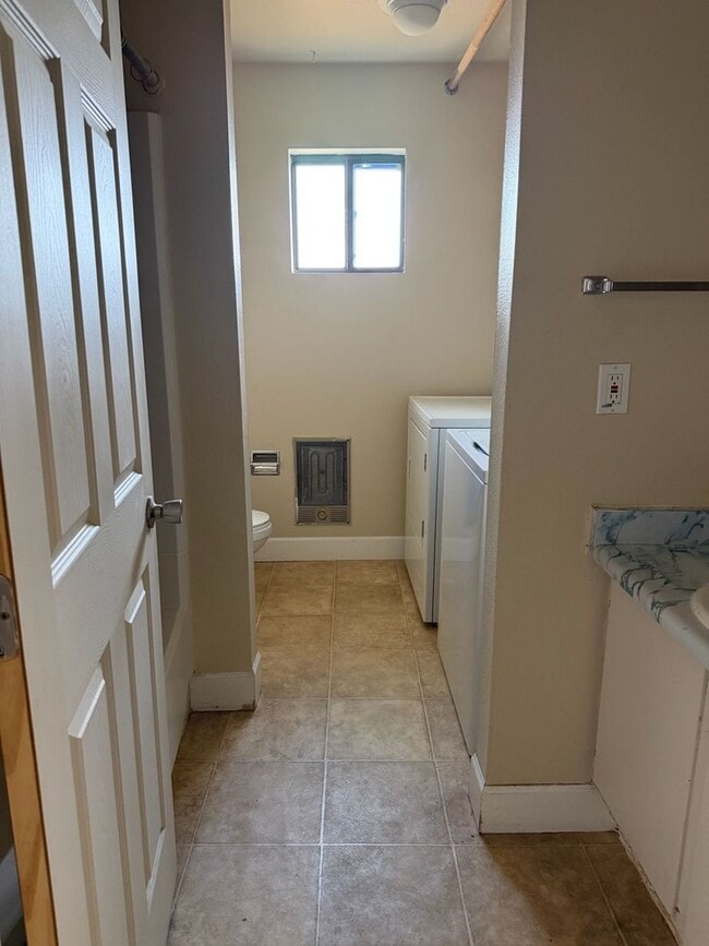 Building Photo - Living in La Luz