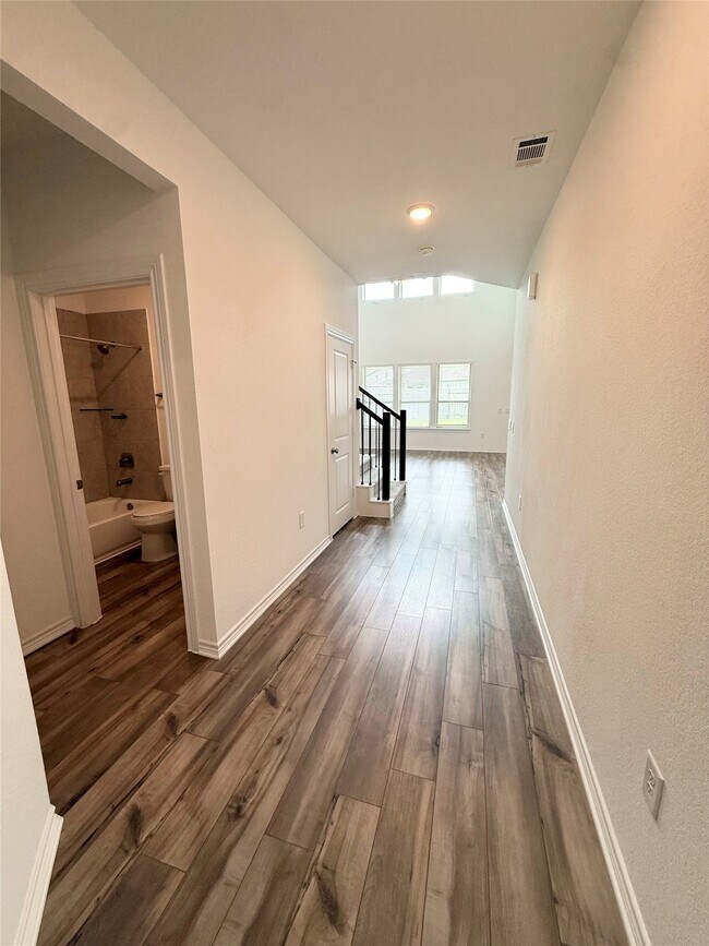 Building Photo - 15826 Dove Holw Dr