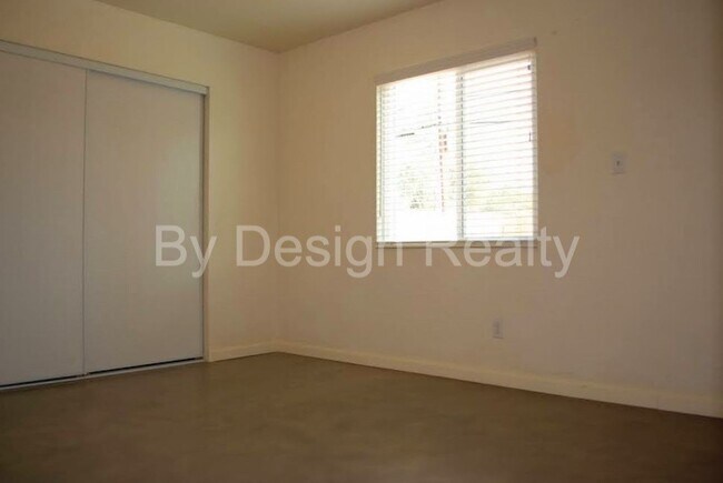 Building Photo - Recently Updated - 3 Bed 2 Bath - Large Ga...