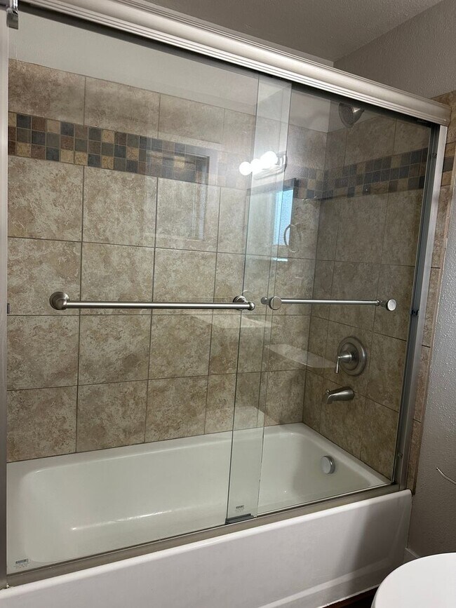 Building Photo - Newport Ave Triplex - 00404-NEWP-00