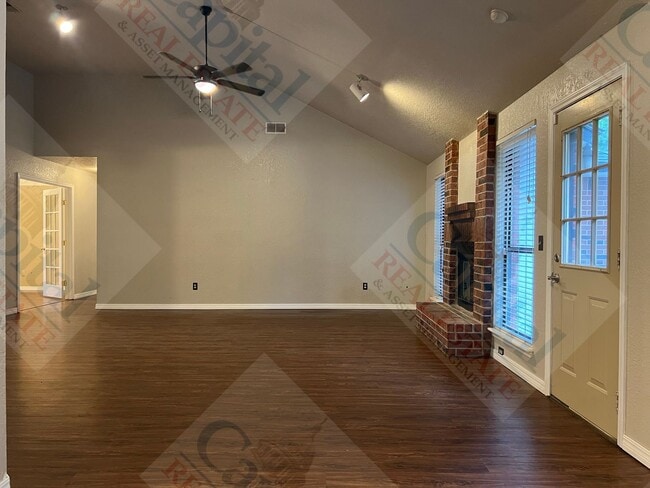 Building Photo - Charming 3 Bedroom