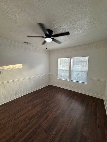 Building Photo - 878 Granville Dr