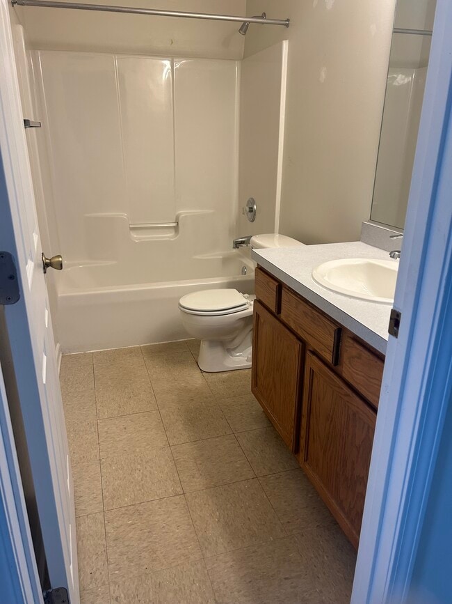 Building Photo - 1525 VINTAGE HILL APTS