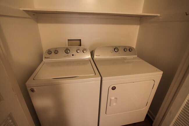 Building Photo - Newly remodeled 3bed/2bath house available...