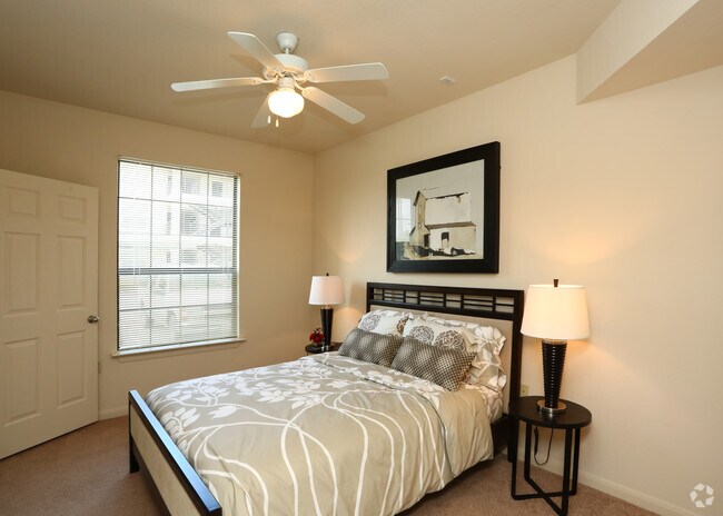 2BD,2BA_991 SF - Bedroom - Lexington Court