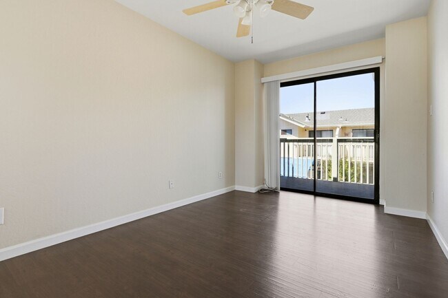 Building Photo - Great 3 Bedroom Townhome with Garage!