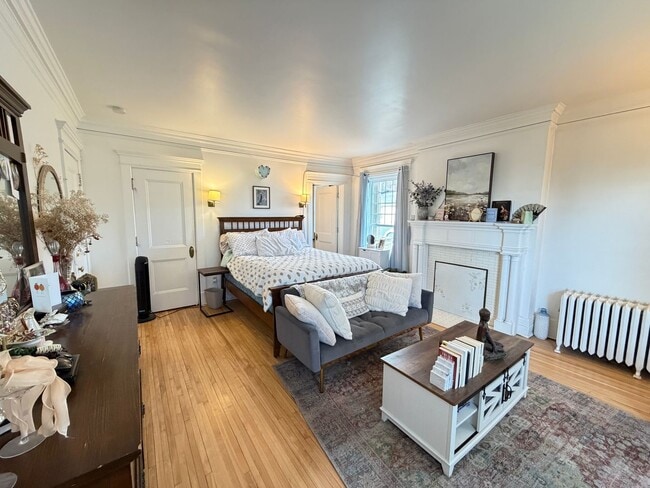 Building Photo - 3+ Bedroom/2 Bathroom AVAILABLE JUNE!