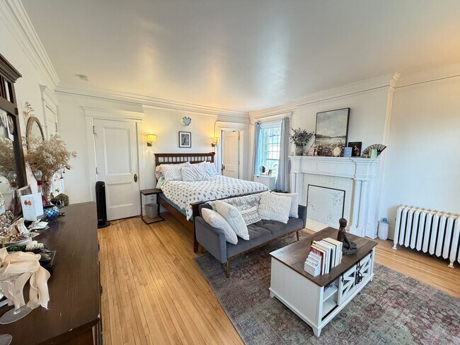 Building Photo - Beautiful 4 Bedroom/2 Bathroom Second Floor Apartment in East Duluth Mansion with Utilities Inclu...