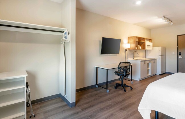 Building Photo - Furnished Studio-Fort Myers - Airport