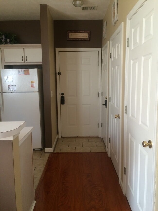 Building Photo - 2 Bed, 2 Bath Condo for Rent at River Oaks