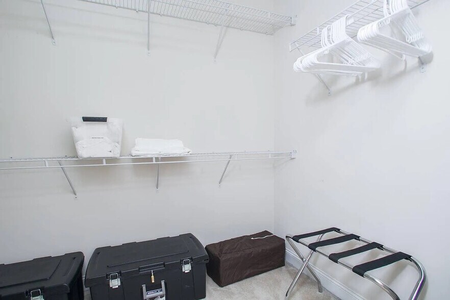 Building Photo - Room in House on Dubois Court