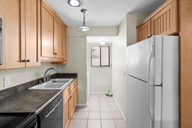 Building Photo - 2851 SW 32nd Ave