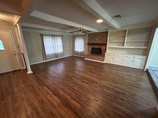 Building Photo - Spacious Midway ISD Home