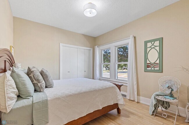 Building Photo - 1545 4th Ave S