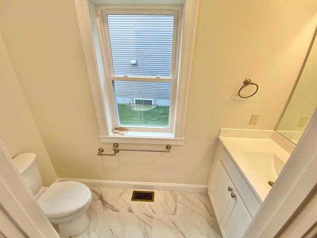 Building Photo - 3 Bedroom Townhouse Essex Junction VT Avai...