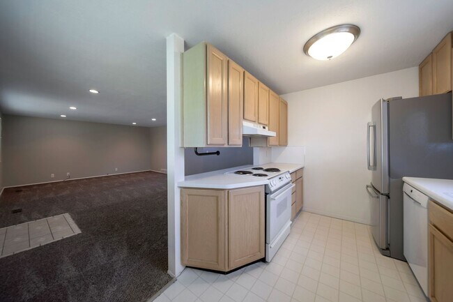 Building Photo - Secure Meadowbrook Village Condo w 1 car g...
