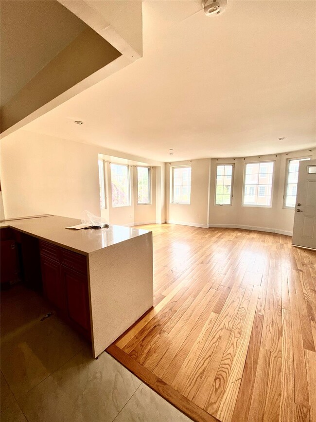 Building Photo - 329 Soundview Ln