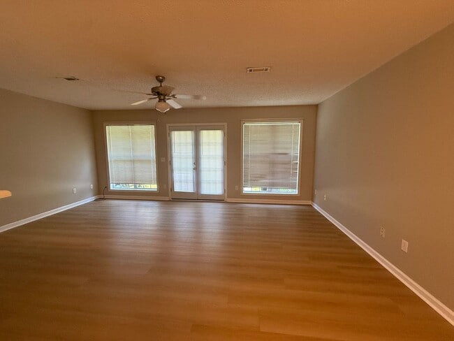 Building Photo - 123 Woodberry Dr