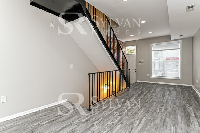 Building Photo - Charming & Modern 3 BR, 2 BA Townhome