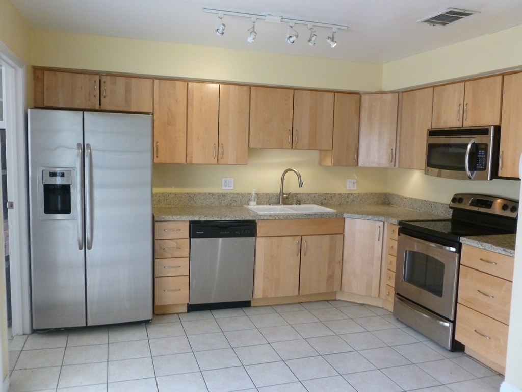 Building Photo - 700 Fernwood Ln