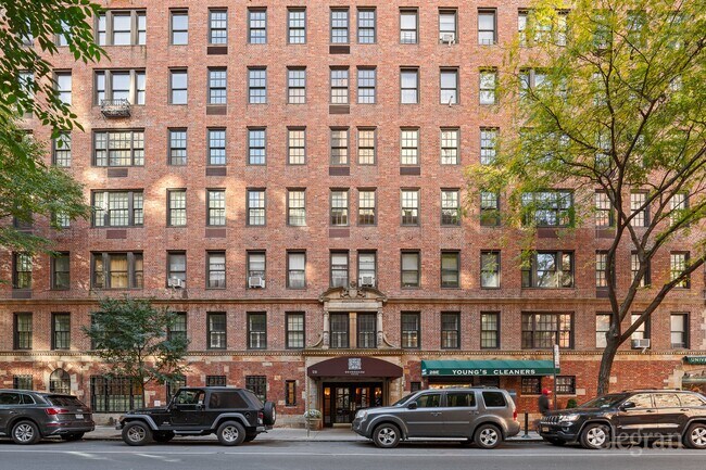 Building Photo - 28 E 10th St