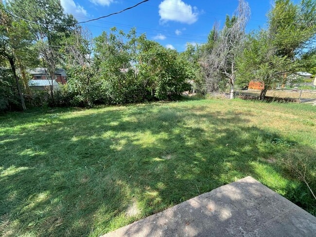 Building Photo - 3-Bedroom Standalone Home with Fenced Yard...
