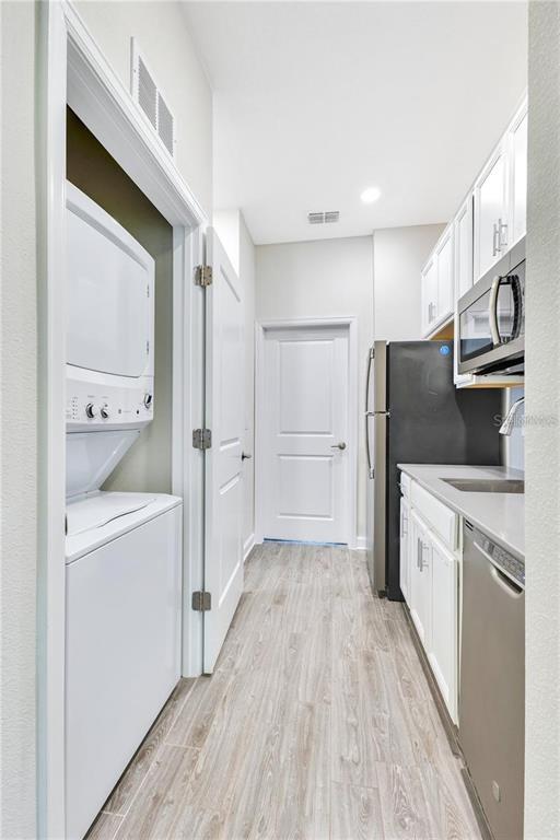 Building Photo - 272 Taft Dr