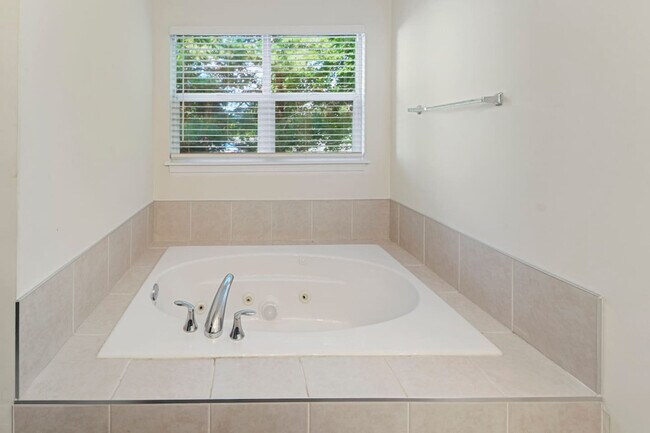 Building Photo - 784 Long Island Cir